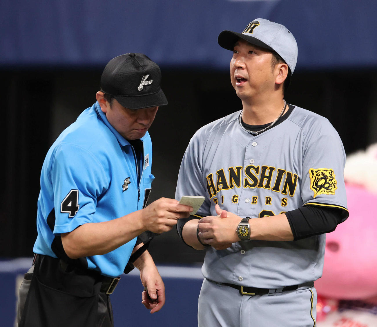 中日対阪神　7回の攻撃を終え、選手交代を告げる阪神藤川監督（撮影・西尾就之）