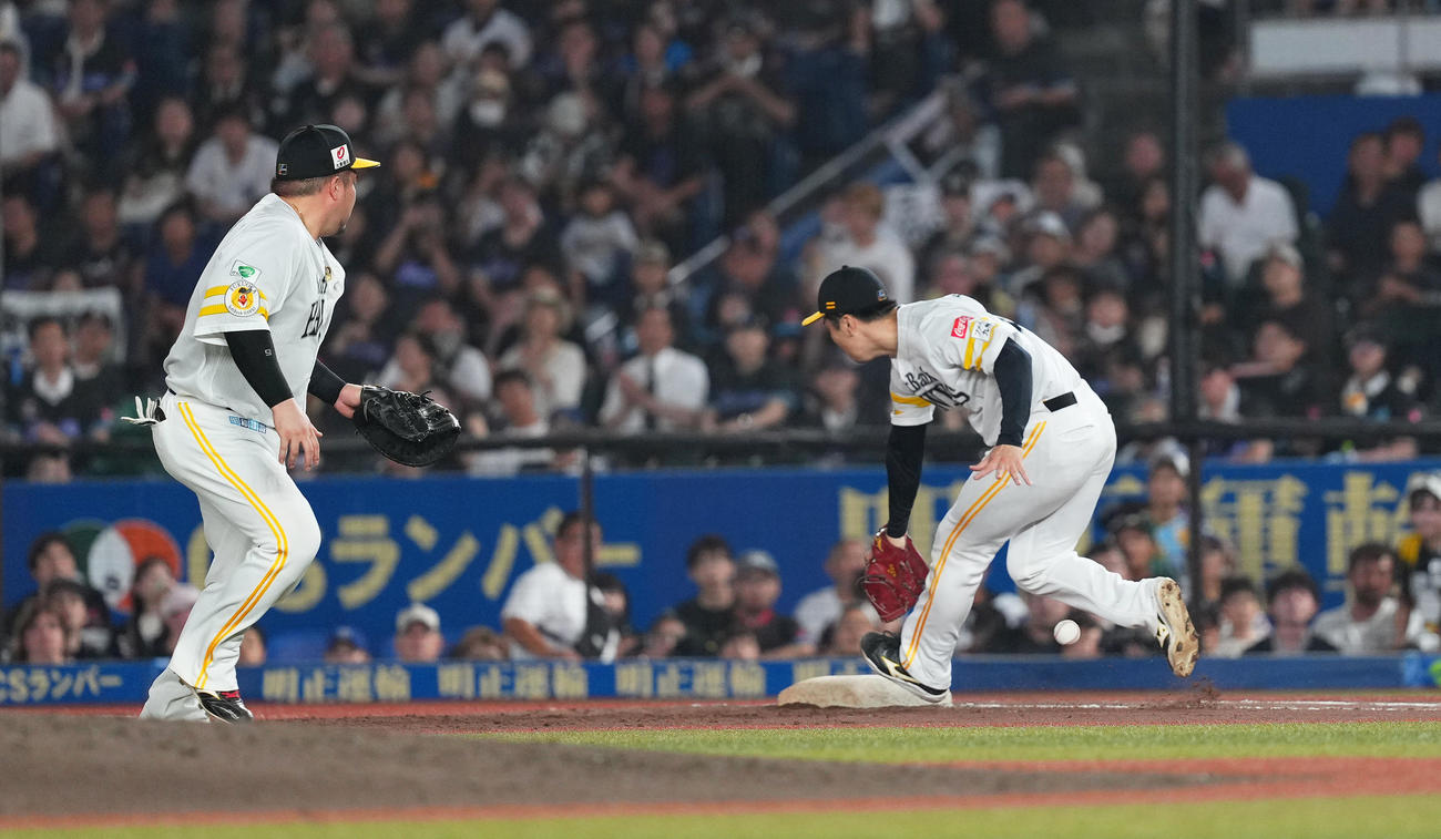 ロッテ対ソフトバンク　4回裏ロッテ1死、安田の打球を処理した山川（左）からの送球を捕り逃す松本晴（撮影・菅敏）