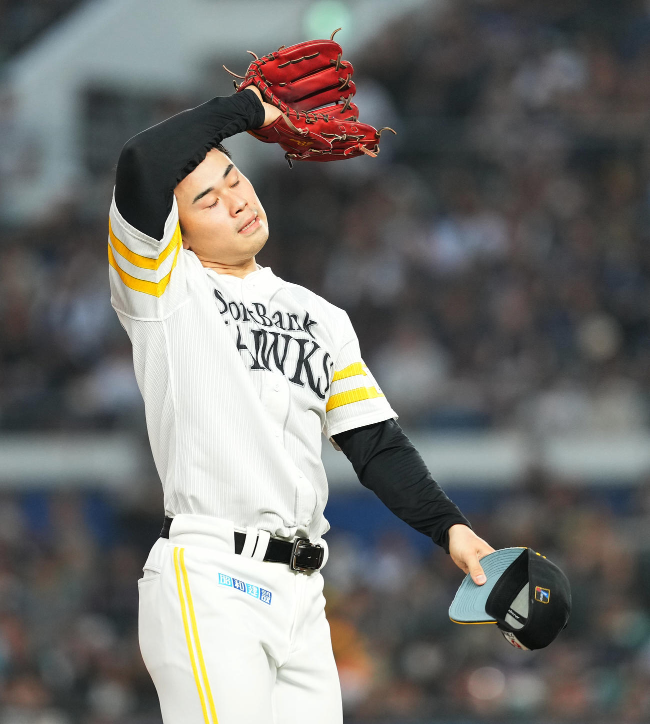 ロッテ対ソフトバンク　2回の投球を終え、ベンチに戻るソフトバンク松本晴（撮影・菅敏）