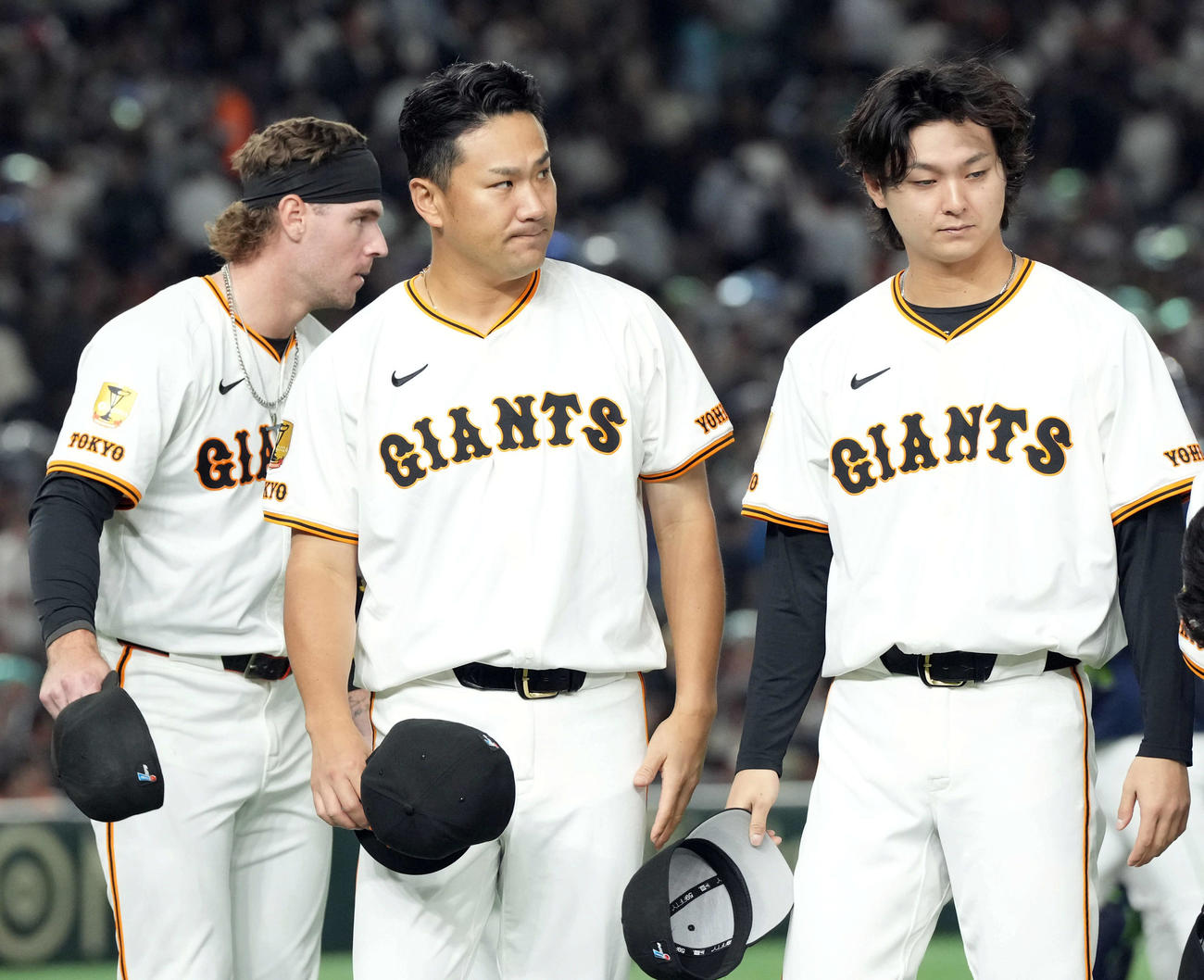 ヤクルトに負けを喫し表情を見せる巨人田中将（中央）と田中瑛（右）