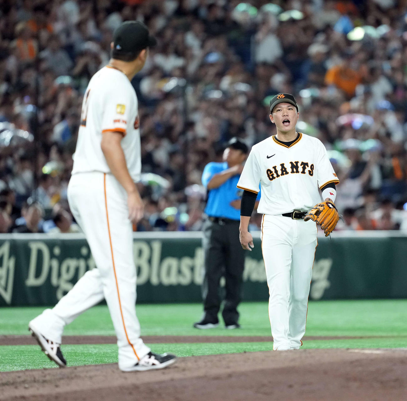 巨人対ヤクルト　4回表、ヤクルトに同点とされ田中将に声をかける三塁手坂本（撮影・たえ見朱実）