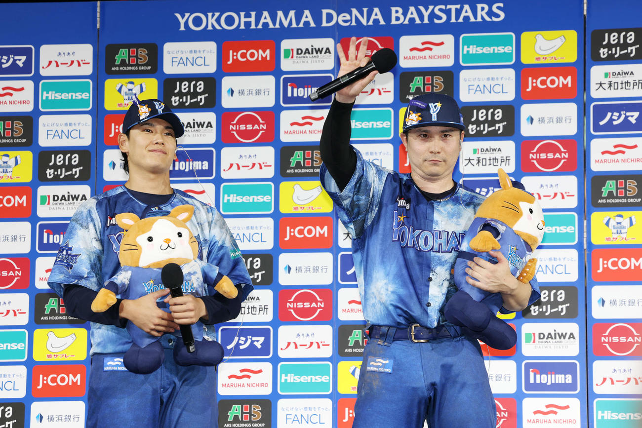 DeNA対広島　ヒーローに選ばれたDeNA佐野は牧にメッセージを送る。左は坂本（撮影・宮地輝）