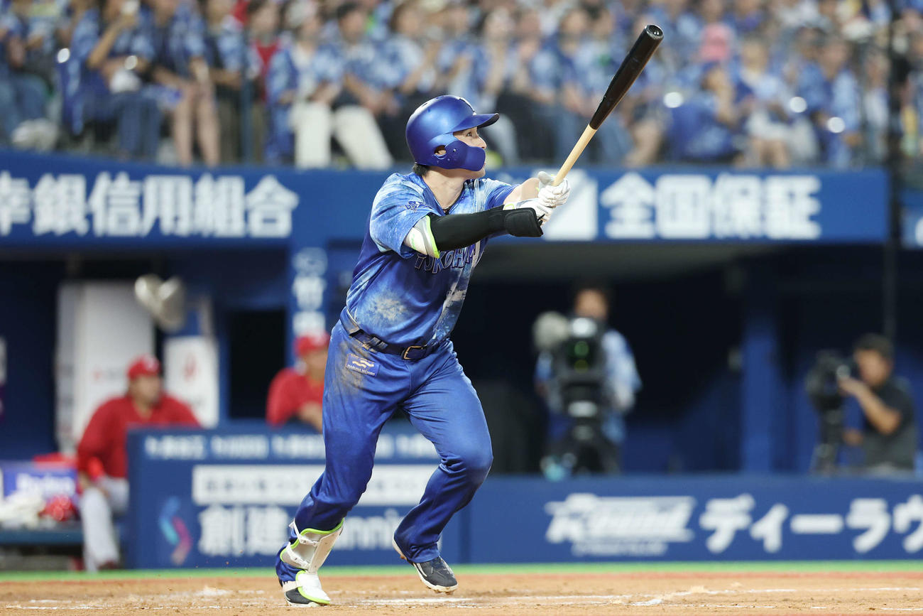 DeNA対広島　2回裏DeNA無死一、二塁、右中間へ3点本塁打を放つ佐野（撮影・宮地輝）