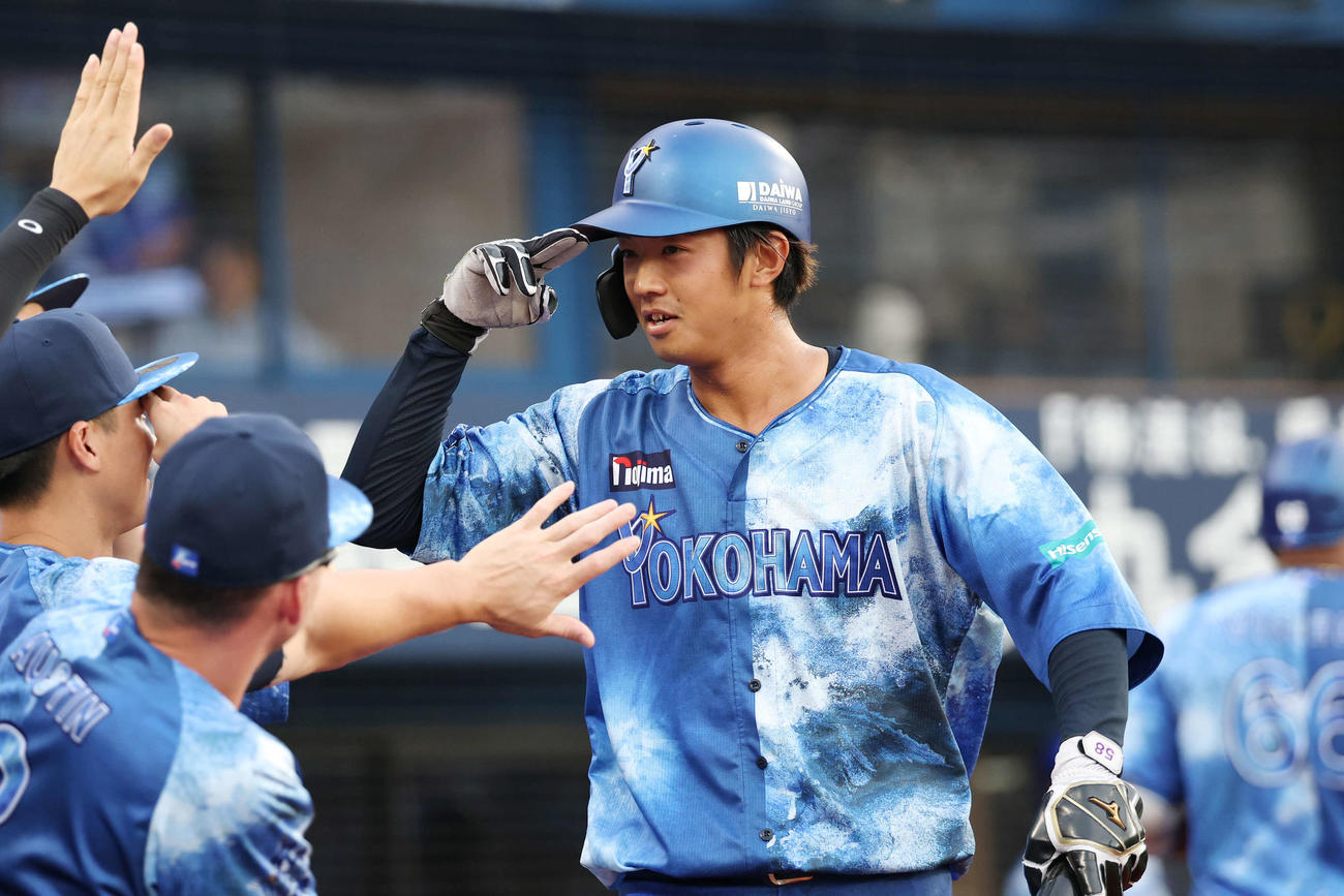 DeNA対広島　1回裏DeNA無死一、三塁、佐野の左前適時打で生還しポーズをとる梶原（撮影・宮地輝）