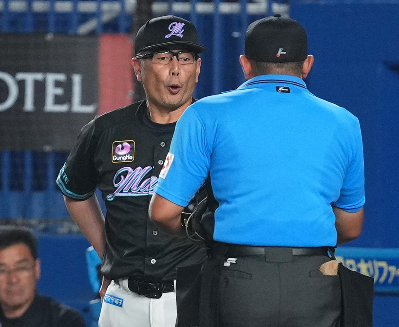 ロッテ対ソフトバンク　8回、球審に交代を告げるロッテ吉井監督（左）（撮影・菅敏）
