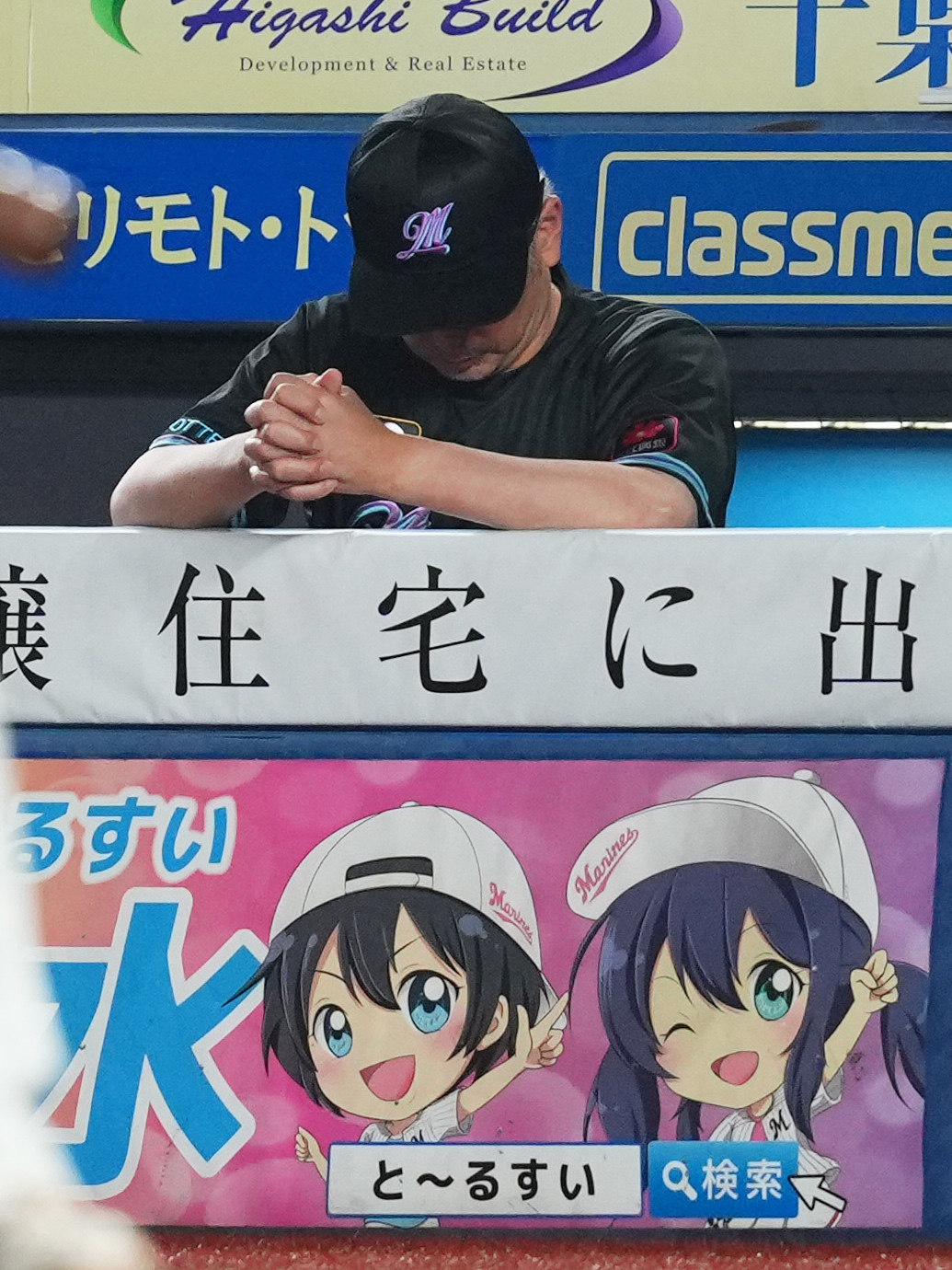 ロッテ対ソフトバンク　祈るように試合を見守るロッテ吉井監督（撮影・菅敏）