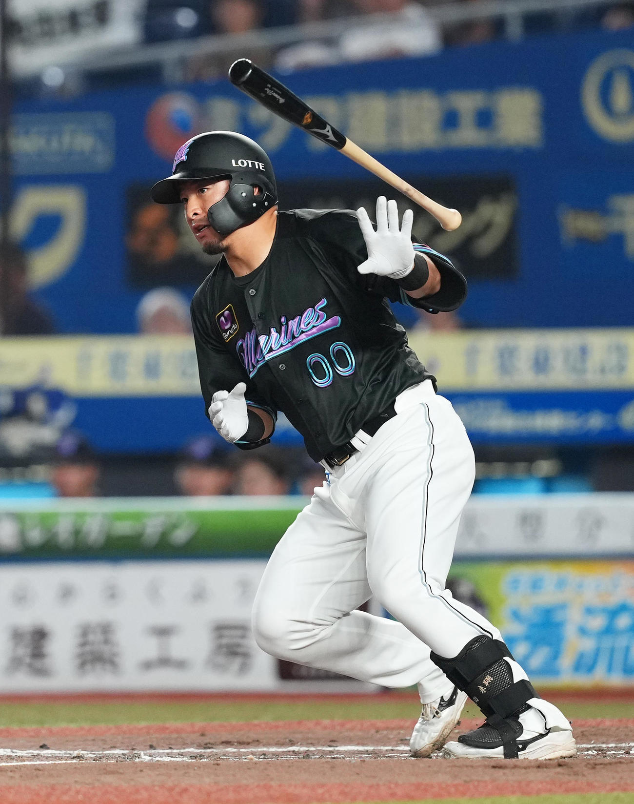 ロッテ対ソフトバンク　3回裏ロッテ2死一、三塁、先制の左適時二塁打を放つ池田（撮影・菅敏）