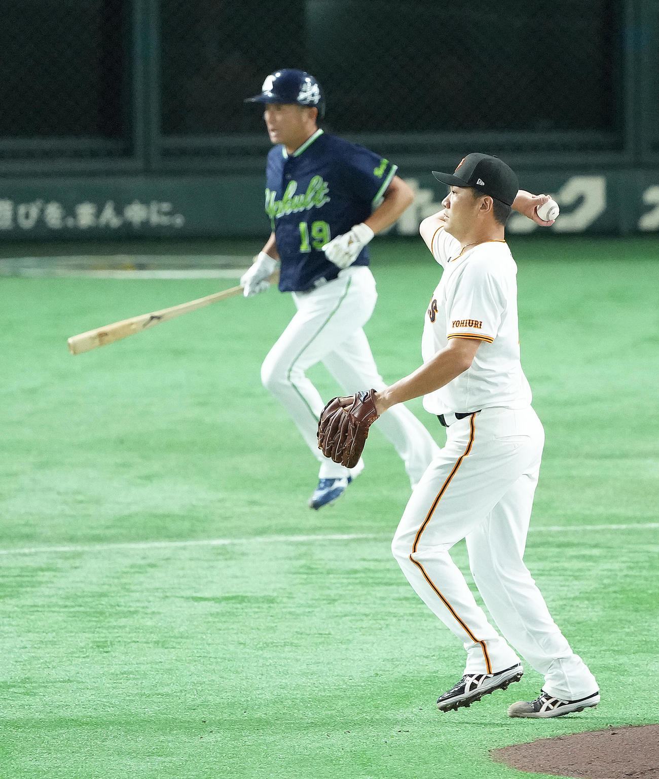 巨人対ヤクルト　3回表ヤクルト2死、石川（後方）を投ゴロに仕留めた田中将（撮影・足立雅史）