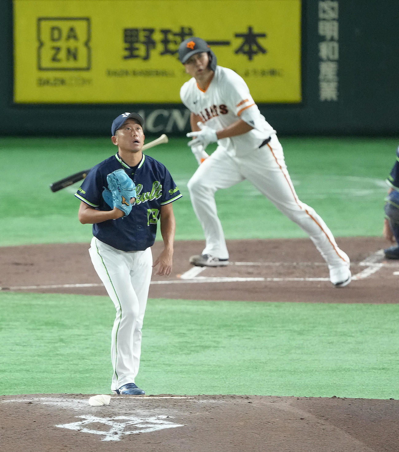 巨人対ヤクルト　3回裏巨人無死、田中将（後方）に二塁打を浴びた石川（撮影・足立雅史）