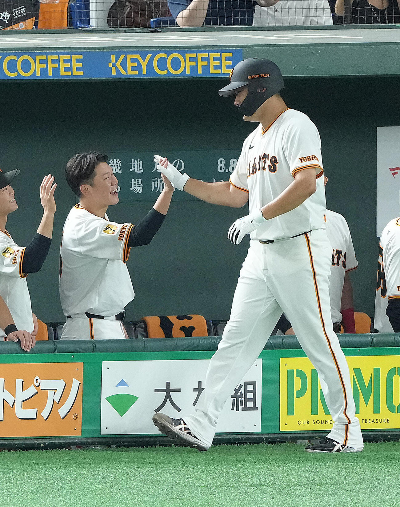 巨人対ヤクルト　3回裏巨人2死三塁、泉口の左前適時打で生還した田中将（右）をタッチで迎える坂本（撮影・足立雅史）