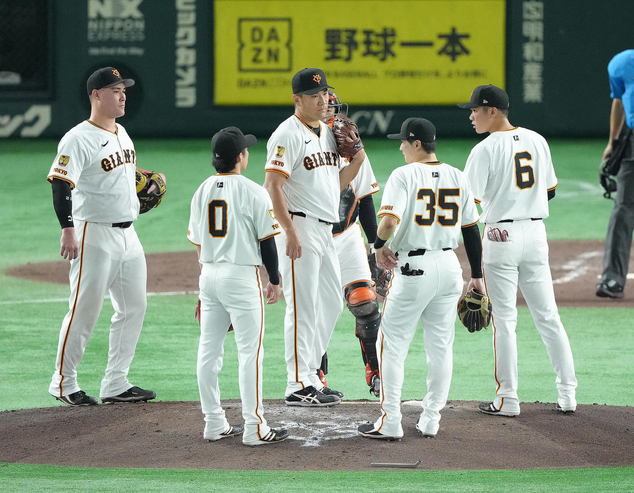 巨人対ヤクルト　4回、マウンドに集まる巨人の田中将（中央）、坂本（右端）ら（撮影・足立雅史）