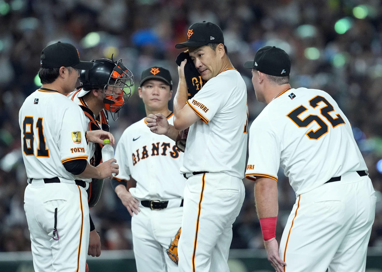 巨人対ヤクルト　4回表ヤクルト2死一、二塁、オスナに適時打を許し同点とされる田中将（撮影・たえ見朱実）
