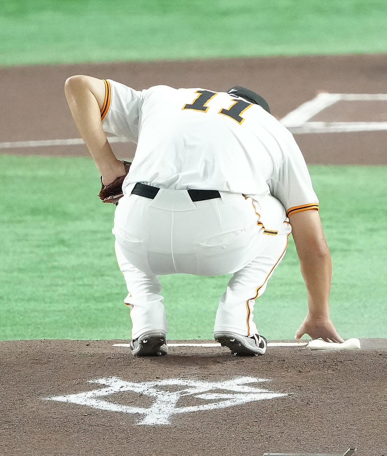 巨人対ヤクルト　マウンドに上がりそっと手を触れる巨人田中将（撮影・足立雅史）
