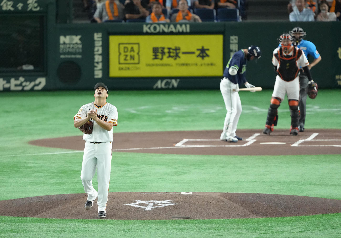 巨人対ヤクルト　マウンドに上がり天を見上げる巨人田中将（撮影・足立雅史）