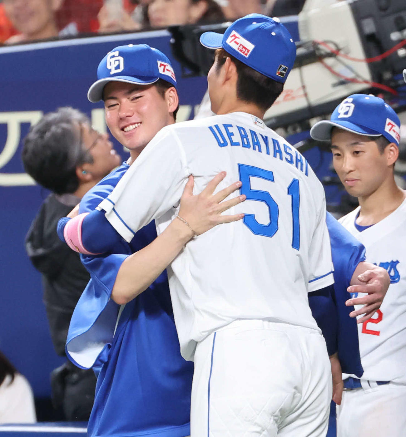 中日対阪神　プロ初勝利の中日金丸（左）は上林と抱き合って喜ぶ（撮影・西尾就之）