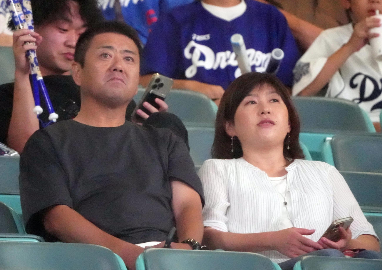 中日対阪神　観戦に訪れた金丸夢斗の両親左から父の雄一さん、母の淳子さん（撮影・森本幸一）