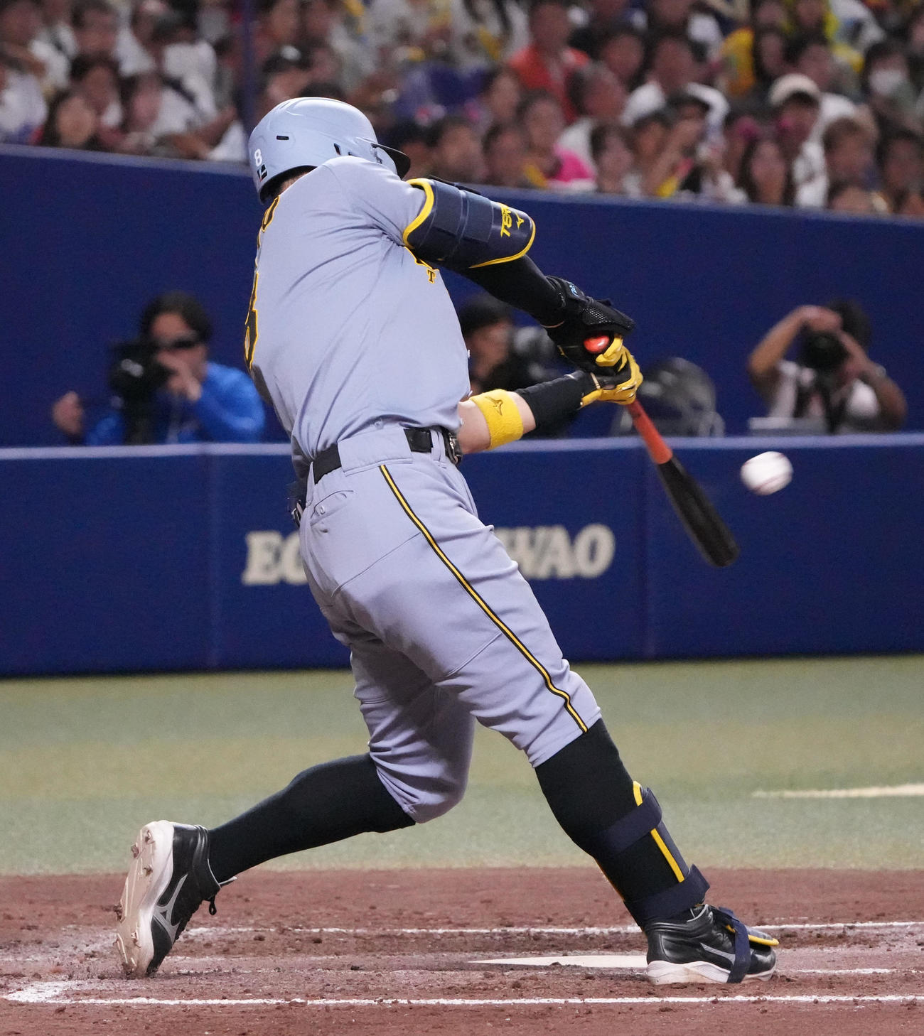 中日対阪神　4回表阪神無死、中越え本塁打を放つ佐藤輝（撮影・森本幸一）