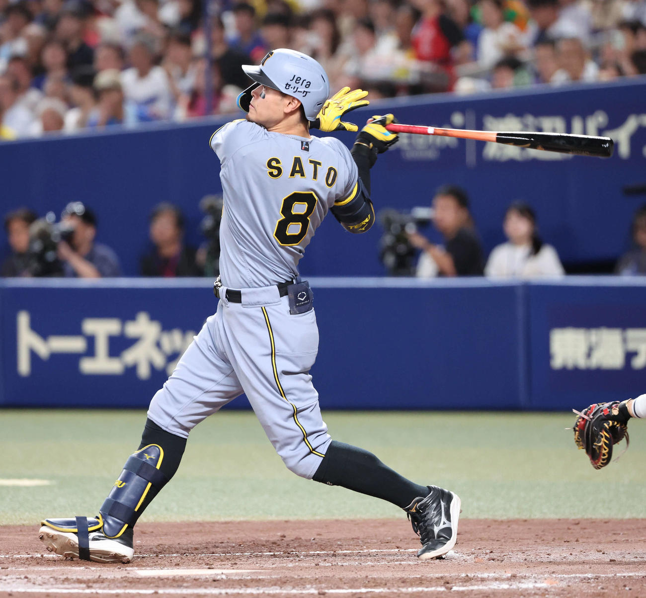 中日対阪神　4回表阪神無死、佐藤輝は中越えに本塁打を放つ（撮影・西尾就之）