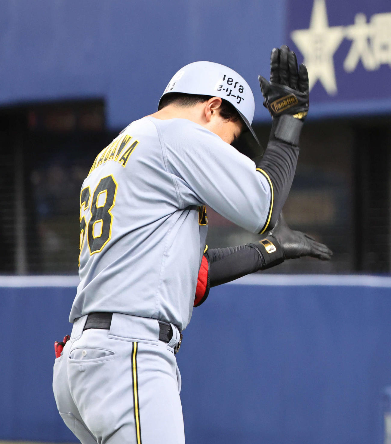 中日対阪神　2回表阪神1死、中川は左越えにプロ1号本塁打を放ち、ベンチ前で祝福を受けたあと、手をたたいて喜ぶ（撮影・西尾就之）