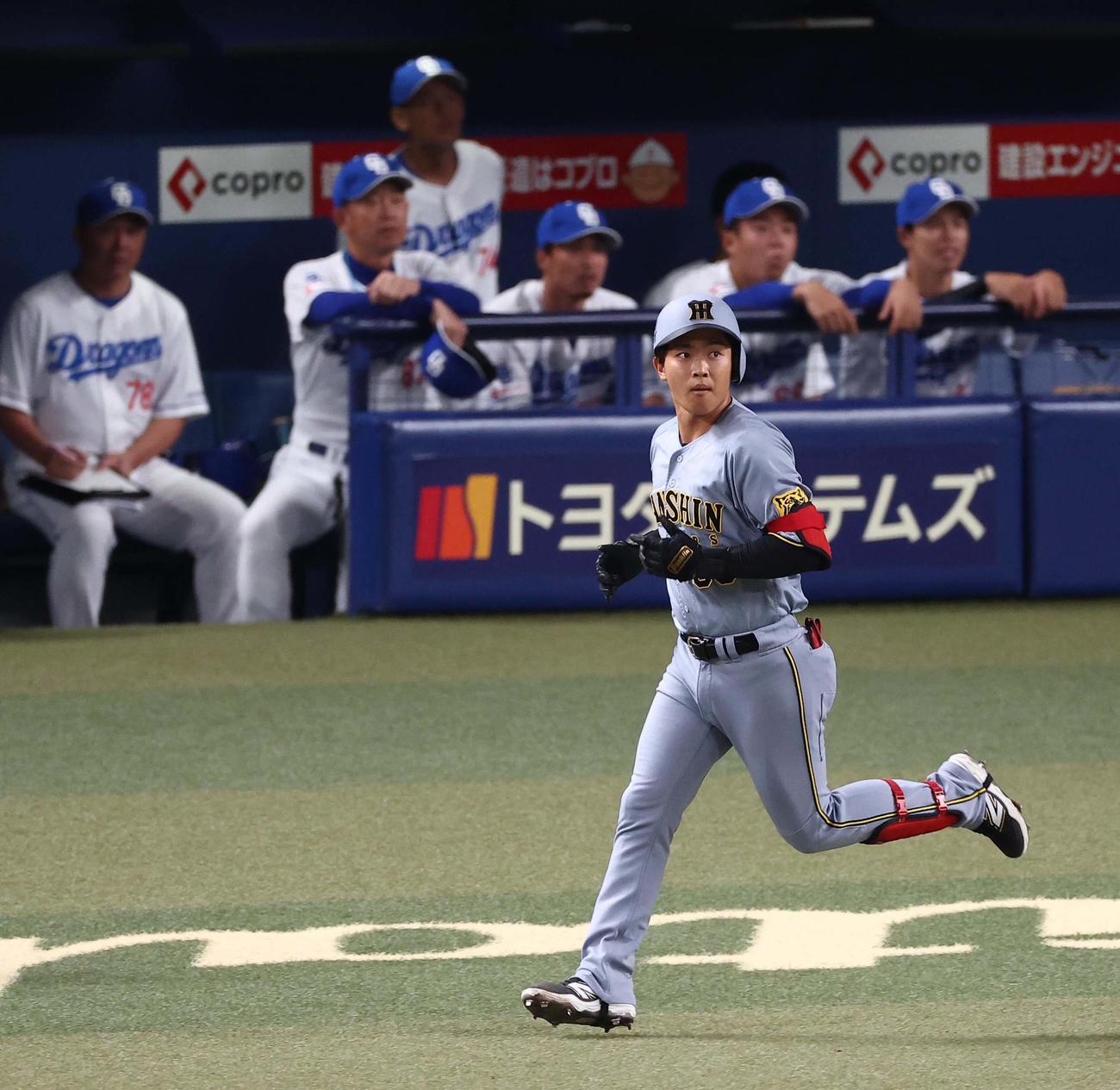 中日対阪神　2回表阪神1死、中川は左越えにプロ初本塁打を放つ。投手は金丸（撮影・上田博志）