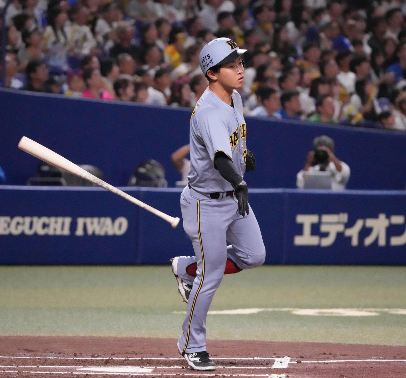 中日対阪神　2回表阪神1死、左越え本塁打を放つ中川（撮影・森本幸一）