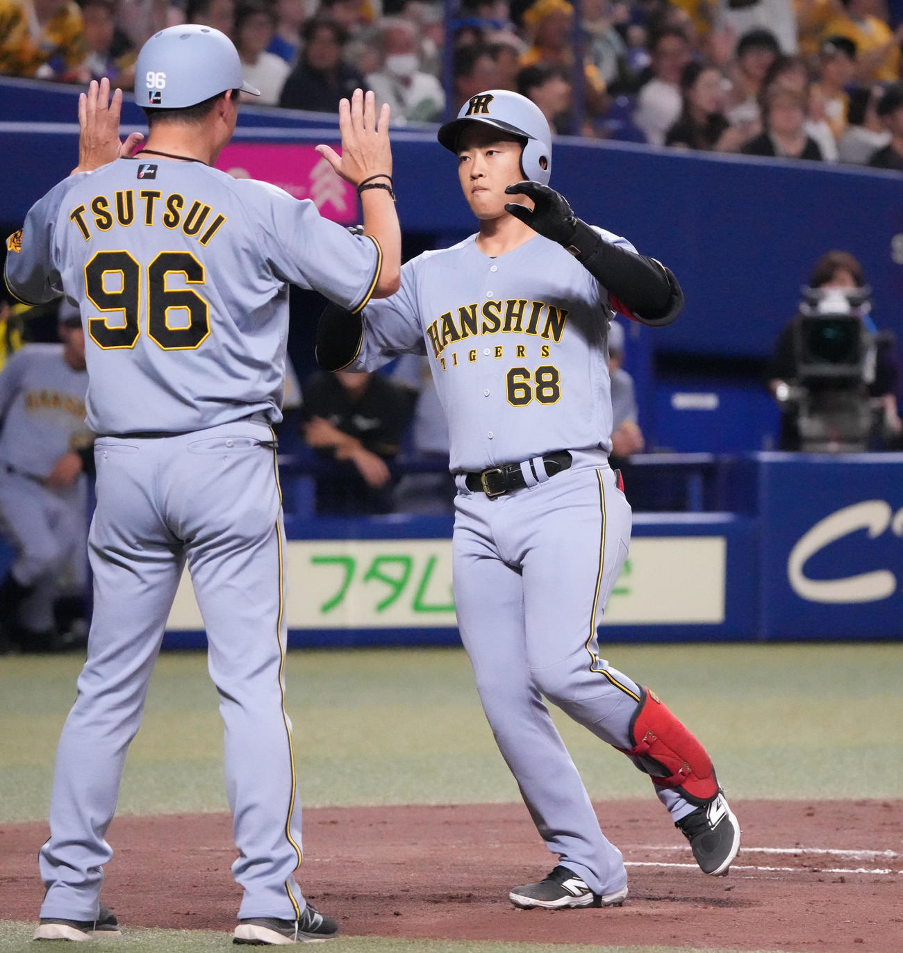 中日対阪神　2回表阪神1死、中川（右）は左越え本塁打を放ち生還する（撮影・森本幸一）