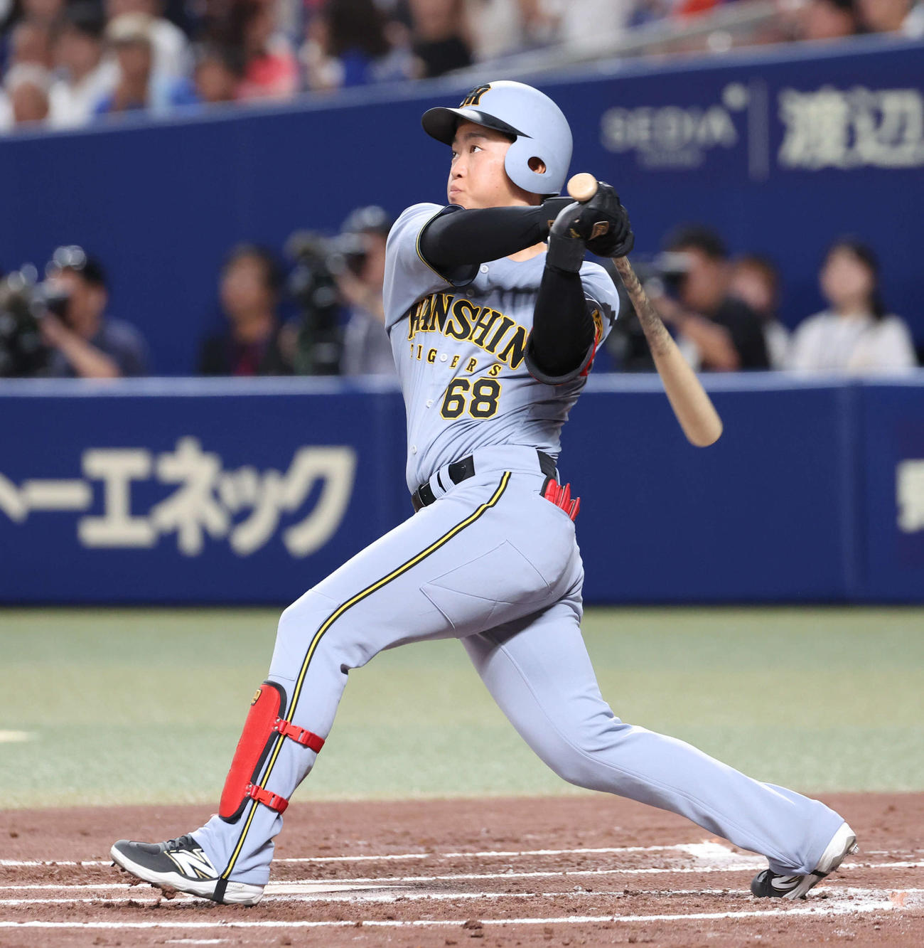 中日対阪神　2回表阪神1死、中川は左越えにプロ1号本塁打を放つ（撮影・西尾就之）