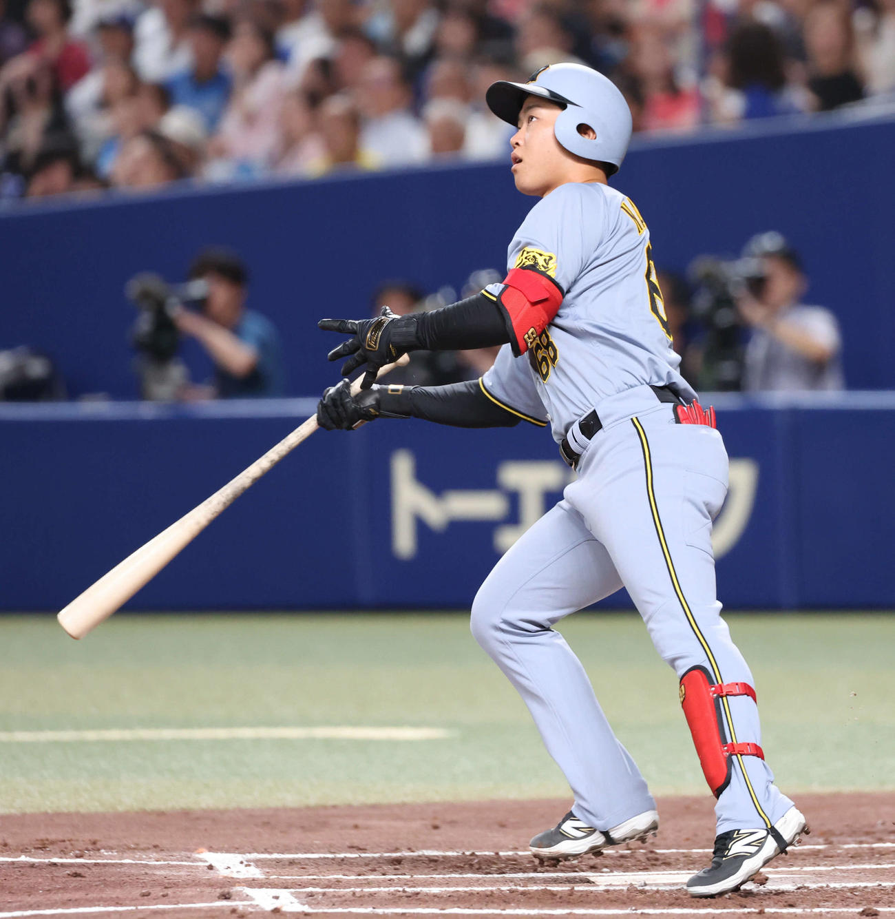 中日対阪神　2回表阪神1死、中川は左越えにプロ1号本塁打を放つ（撮影・西尾就之）