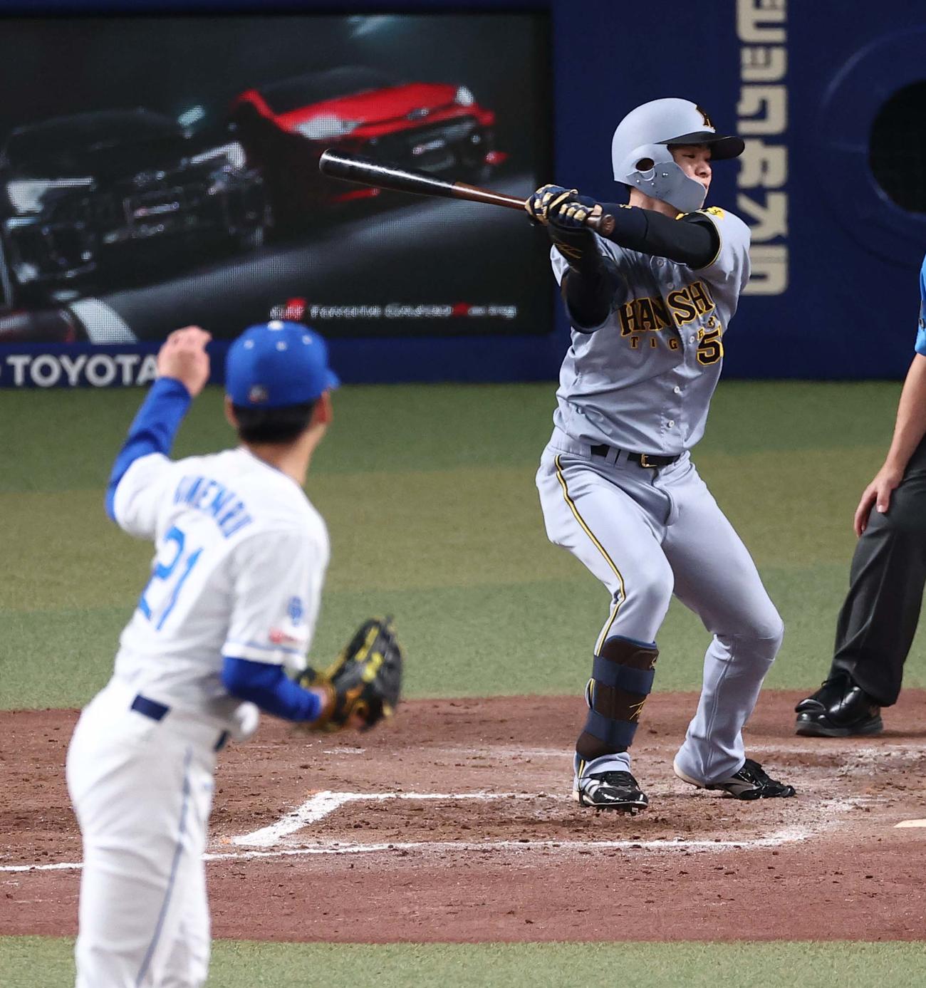中日対阪神　5回表阪神2死二塁、中野拓夢は内野安打を放つ（撮影・上田博志）