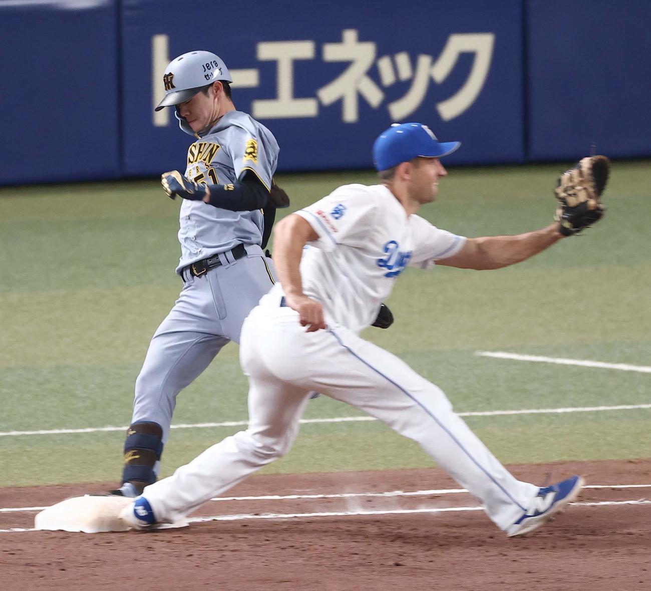 中日対阪神　5回表阪神2死二塁、中野拓夢は内野安打を放つ（撮影・上田博志）