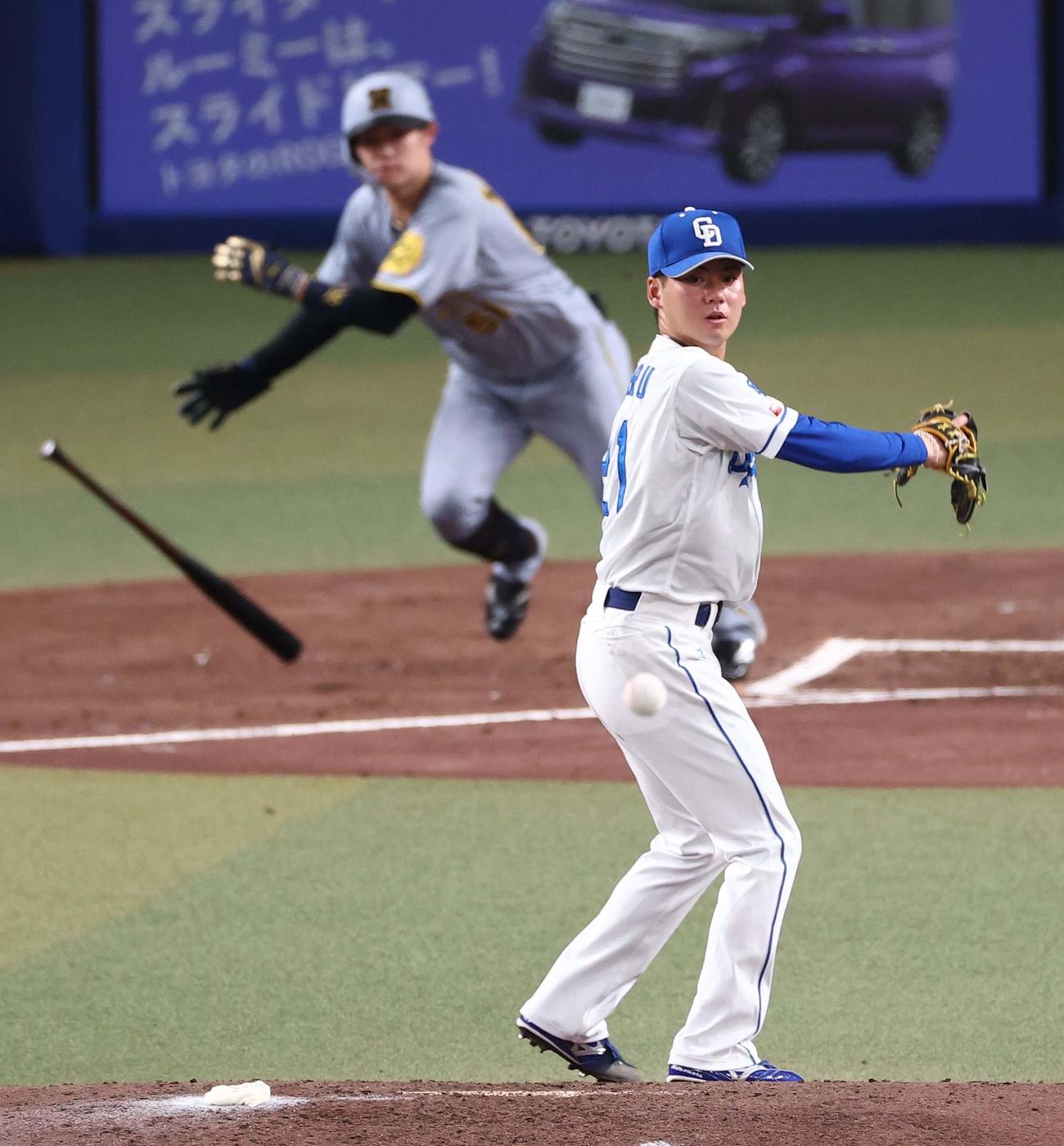 中日対阪神　3回表阪神2死二塁、金丸は中野に中前適時打を浴びる（撮影・上田博志）