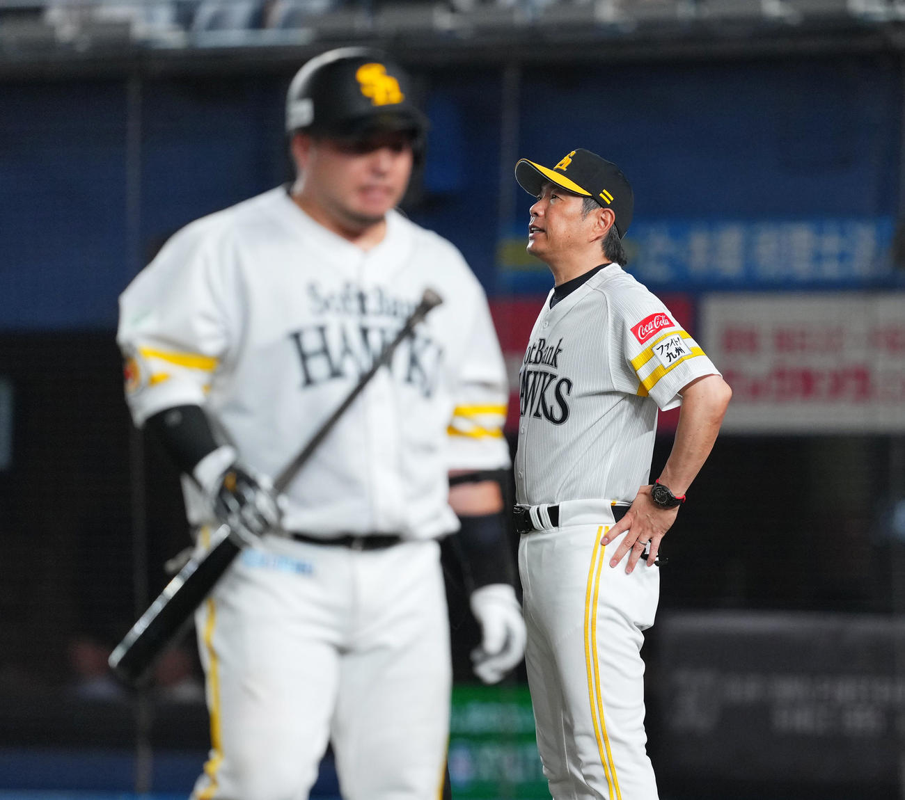 ロッテ対ソフトバンク　9回、三振しベンチに引き揚げる山川（手前）を前に球審に交代を告げる小久保監督（撮影・菅敏）