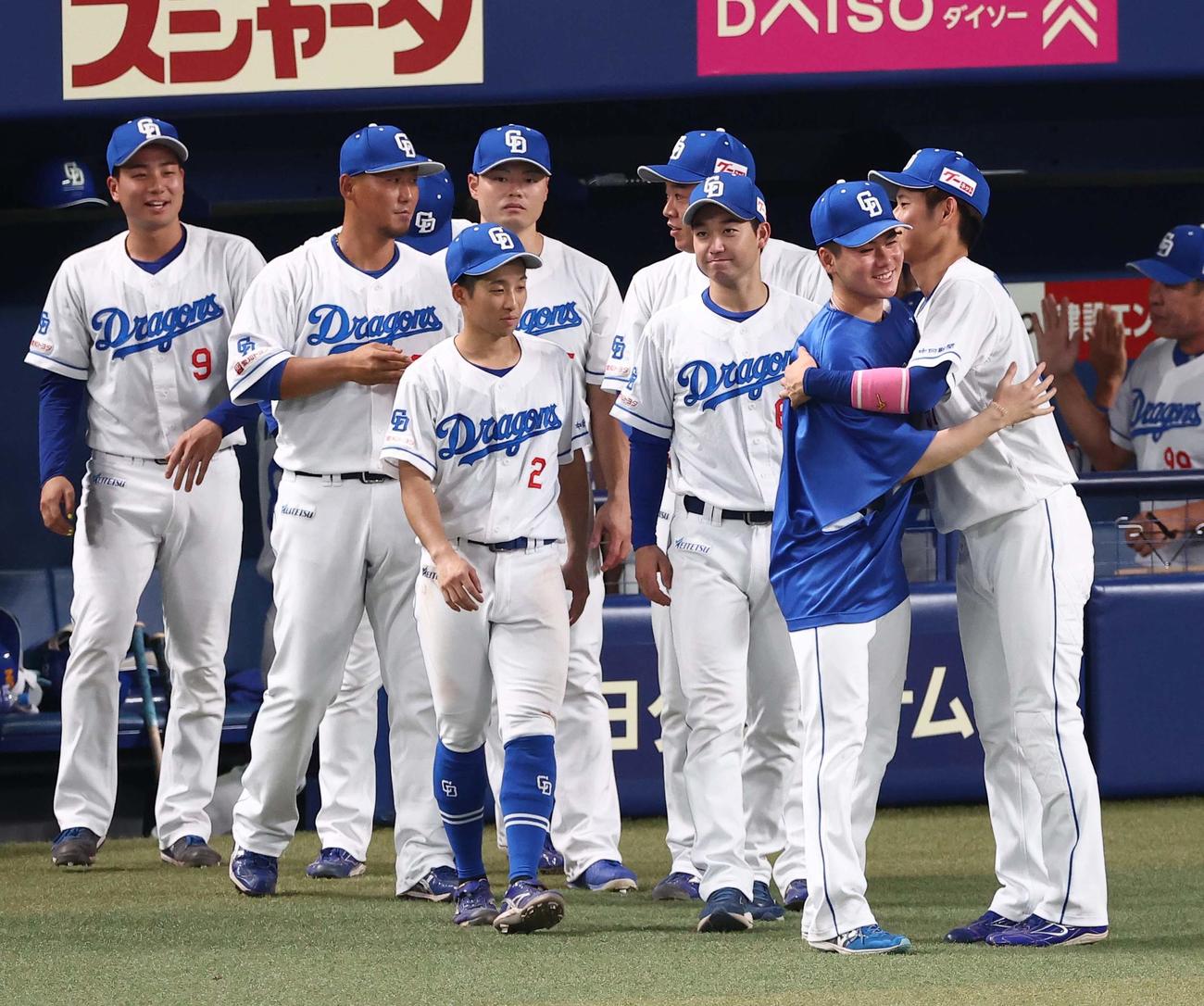 中日対阪神　プロ初勝利の金丸（左から2人目）は上林と抱き合って喜ぶ（撮影・上田博志）
