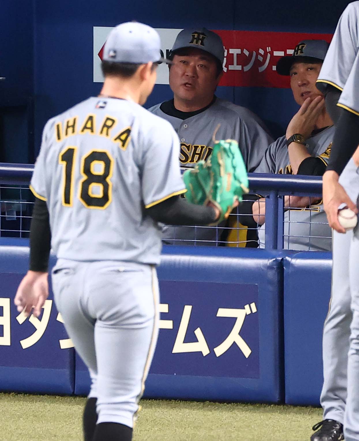 中日対阪神　藤川監督（右）は伊原を4回で降板させる（撮影・上田博志）