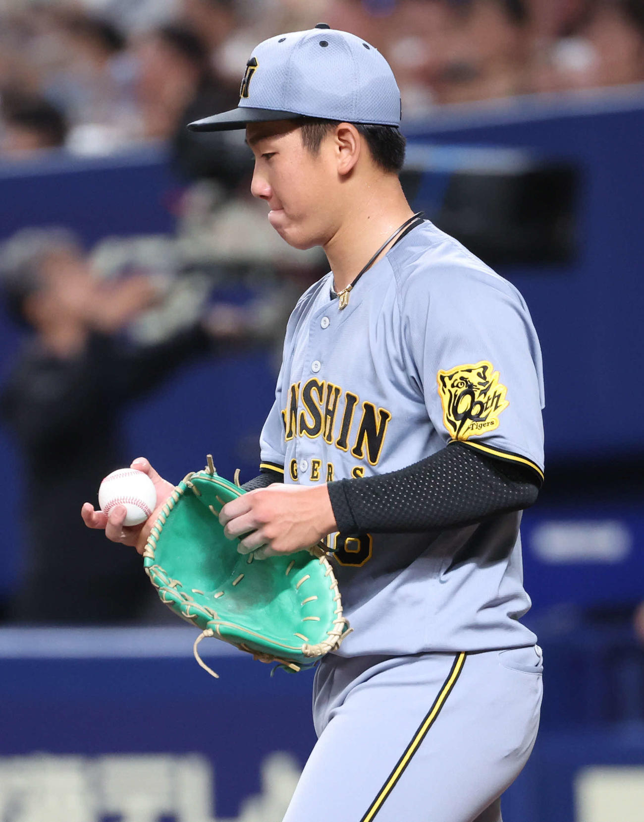 中日対阪神　3回裏中日無死二塁、阪神先発の伊原は田中の適時打で3点目を失い悔しそうな表情を見せる（撮影・西尾就之）