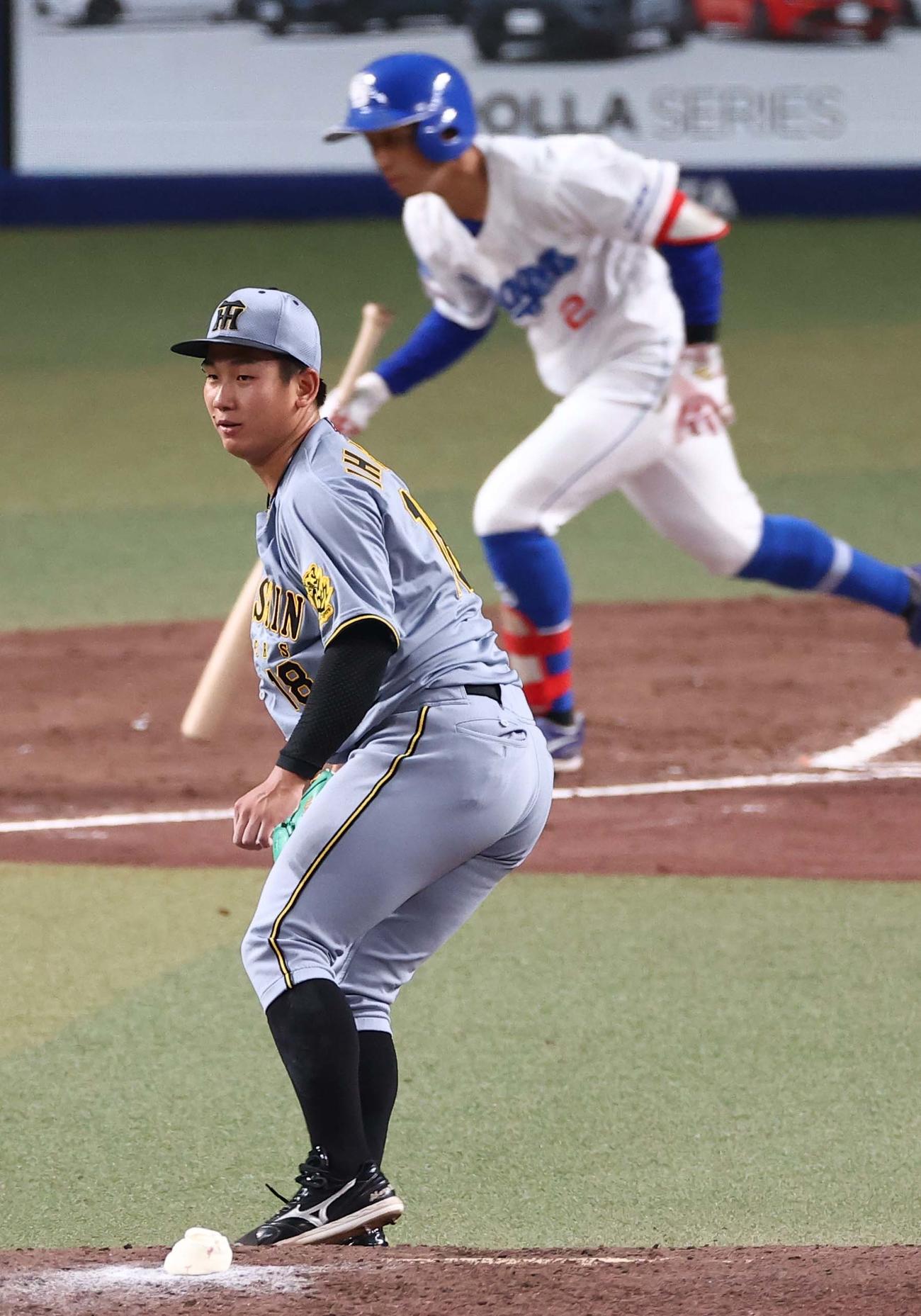中日対阪神　3回裏中日無死二塁、伊原（左）は田中に勝ち越し適時打を浴びる（撮影・上田博志）