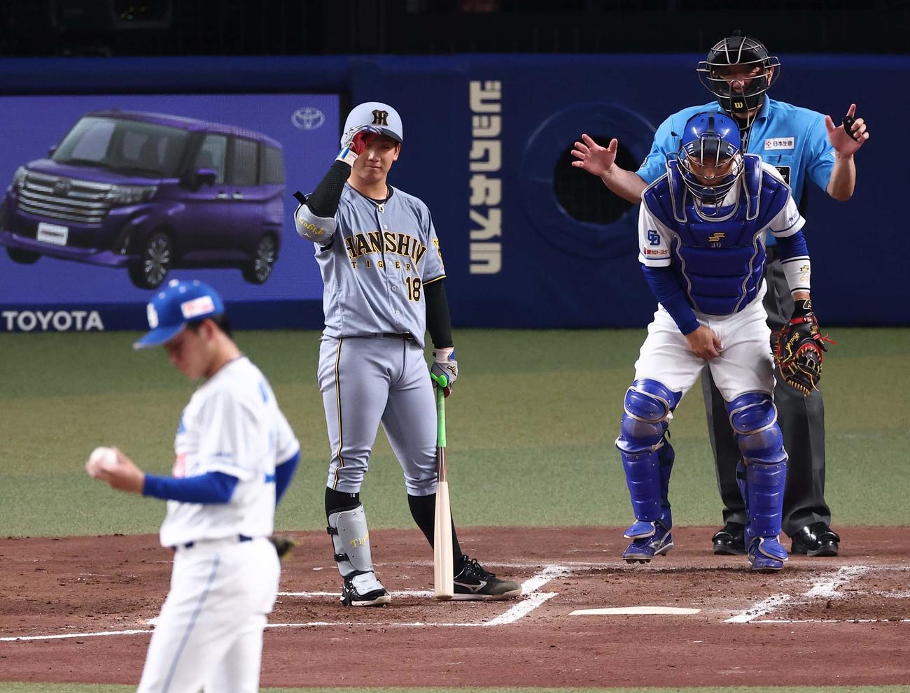 中日対阪神　3回表阪神無死一塁、バースデイソングが終わるまで時間を作ってくれた金丸（左）捕手加藤匠に感謝を示す伊原（撮影・上田博志）
