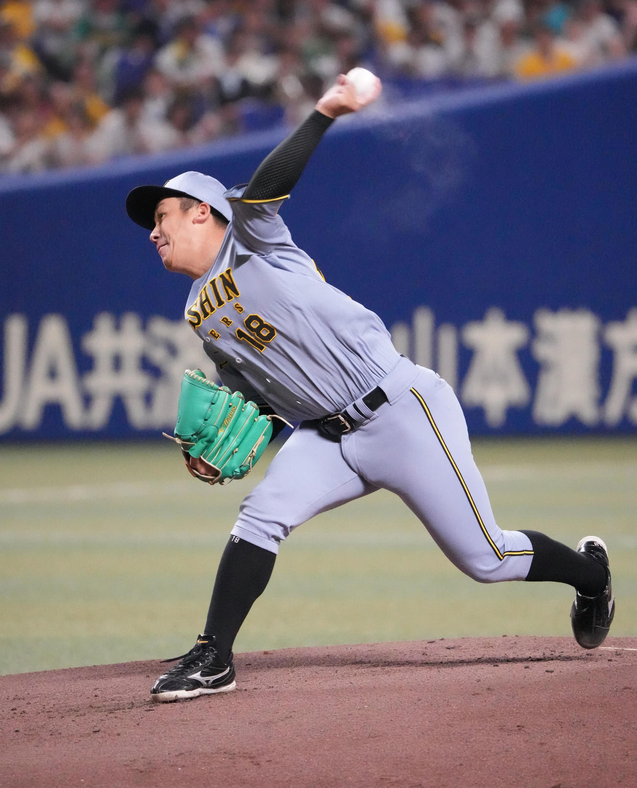 中日対阪神　1回裏、登板する阪神先発の伊原（撮影・森本幸一）