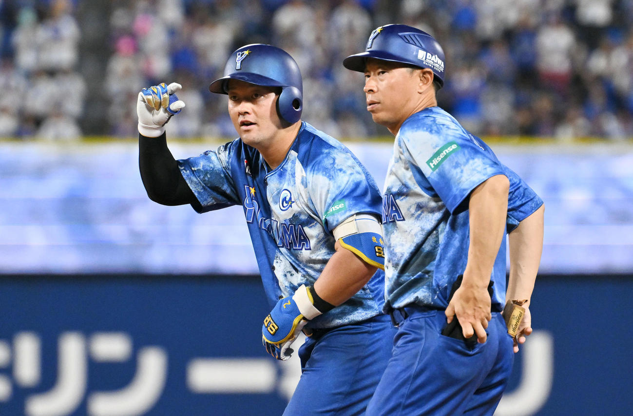 ヤクルト戦で7回裏に右前打を放ちポーズを決める牧秀悟（左）（2025年7月撮影）