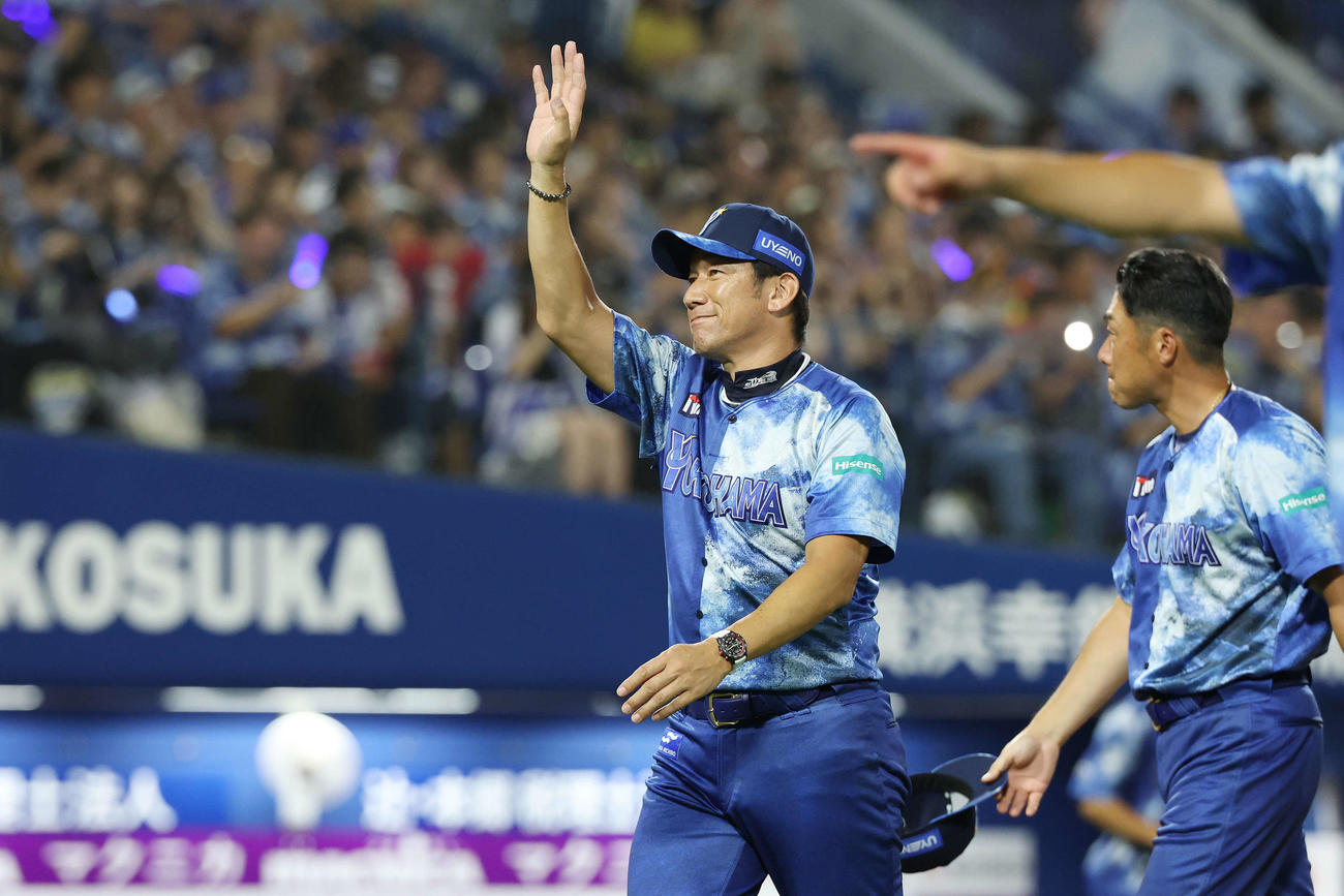 DeNA対広島　勝利し笑顔でファン手を振るDeNA三浦監督（撮影・宮地輝）