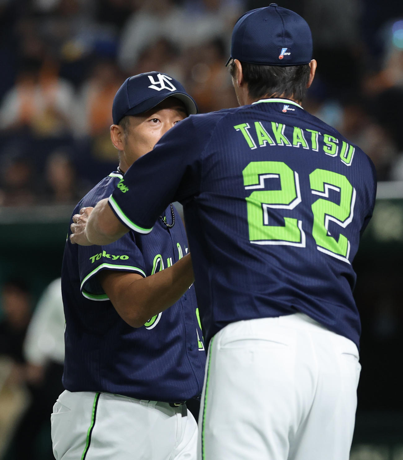 巨人対ヤクルト　高津監督にねぎらわれるヤクルト石川（撮影・野上伸悟）