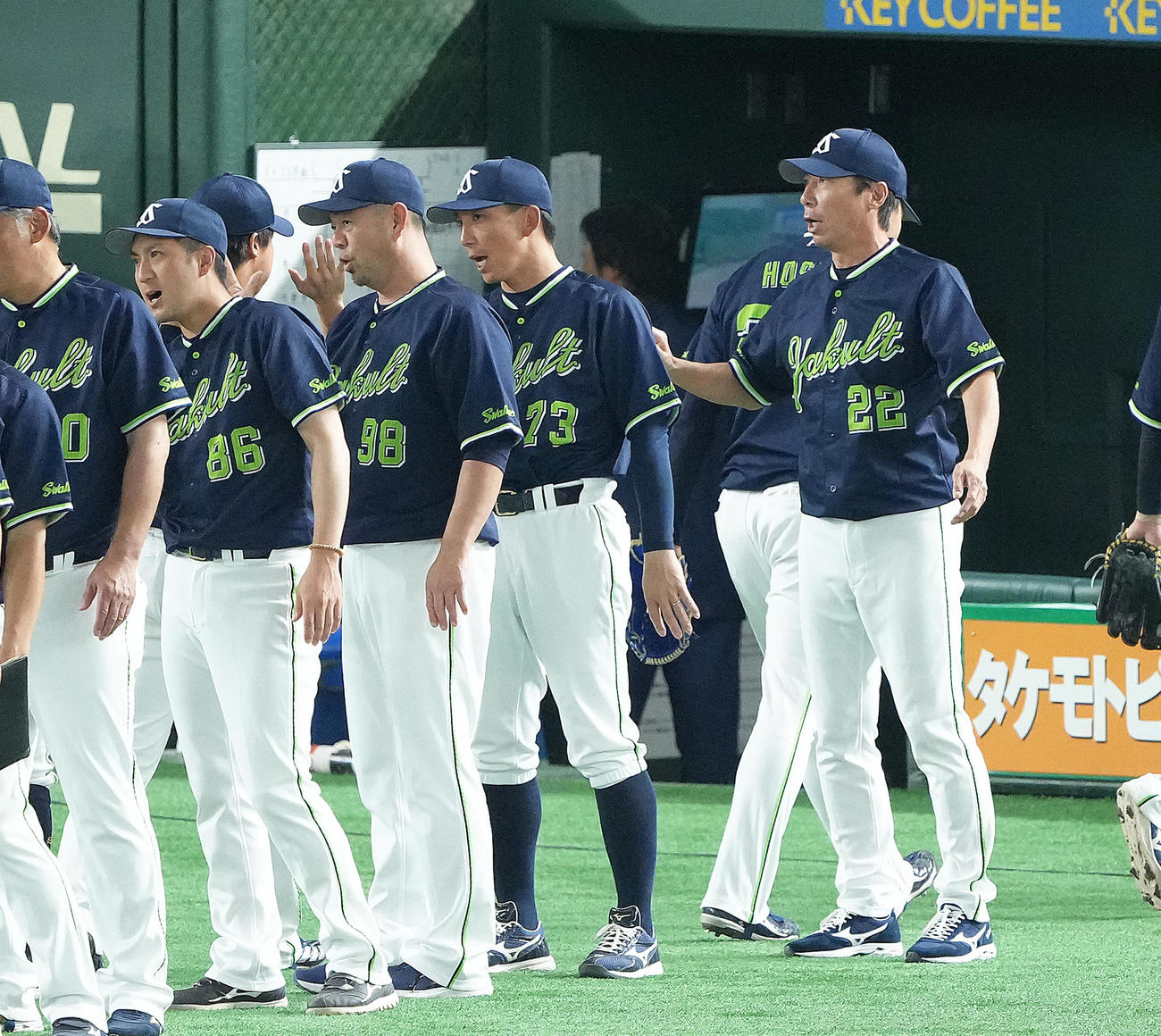 巨人対ヤクルト　巨人に勝利し、タッチでナインらを迎えるヤクルト高津監督（右端）（撮影・足立雅史）