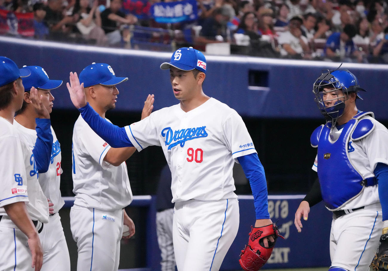ウエスタン中日対オリックス　7回表終了、松山（右から2人目）はナインとタッチを交わしベンチへ戻る（撮影・森本幸一）