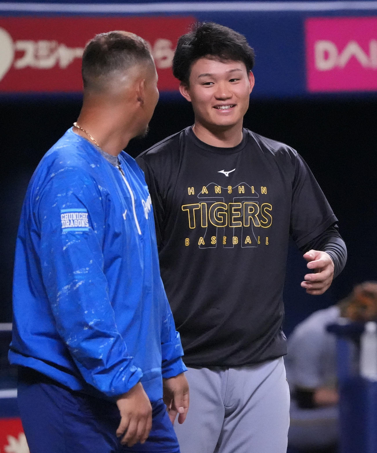 中日対阪神　試合前練習、言葉を交わす中日中田（左）と阪神森下（撮影・森本幸一）