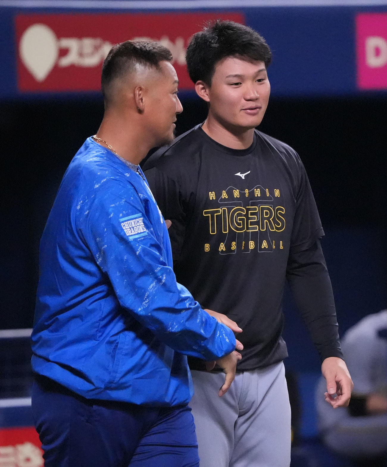 中日対阪神　試合前練習、言葉を交わす中日中田（左）と阪神森下（撮影・森本幸一）