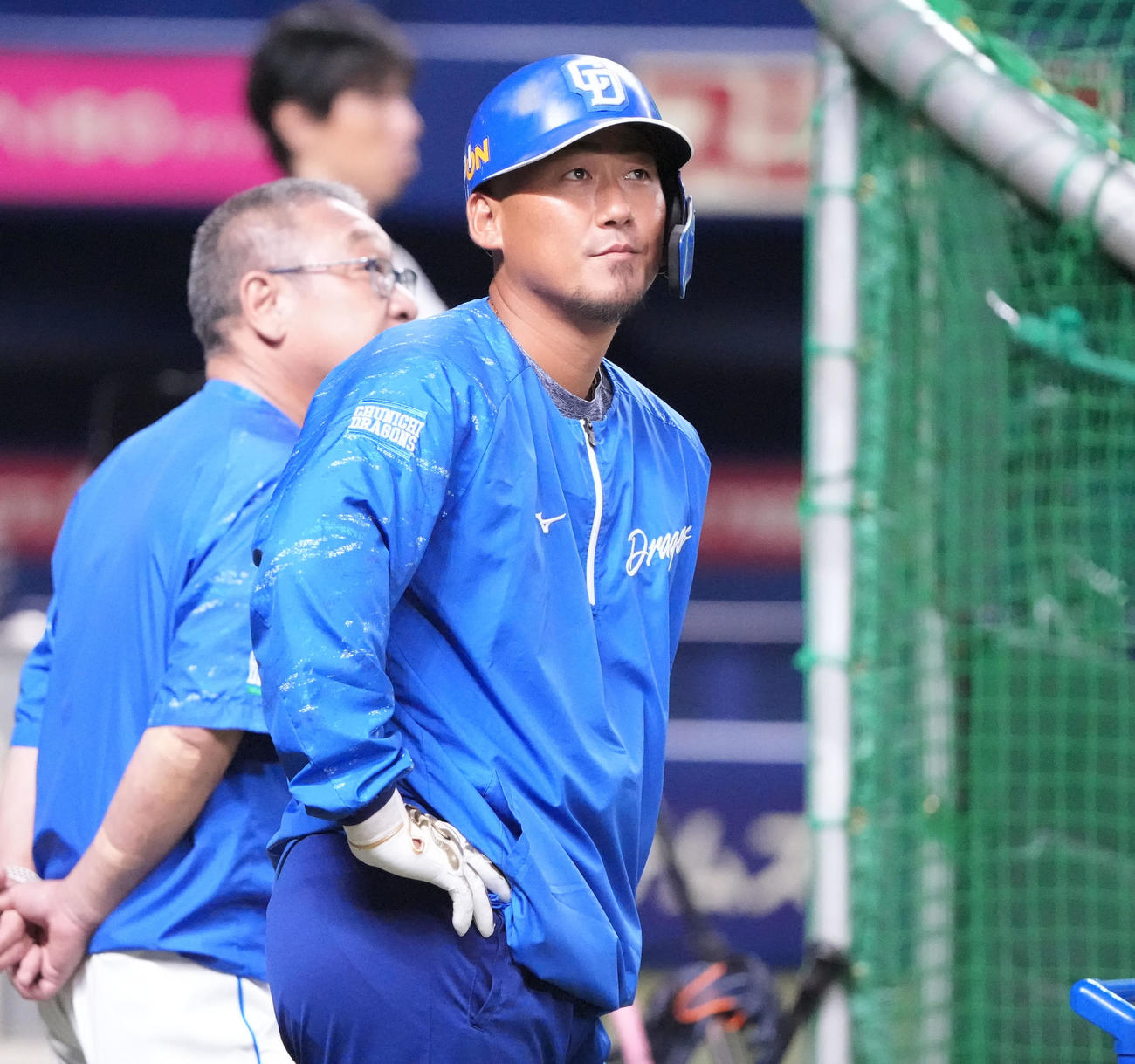 中日対阪神　試合前練習、中田翔は打撃練習の順番を待つ（撮影・森本幸一）