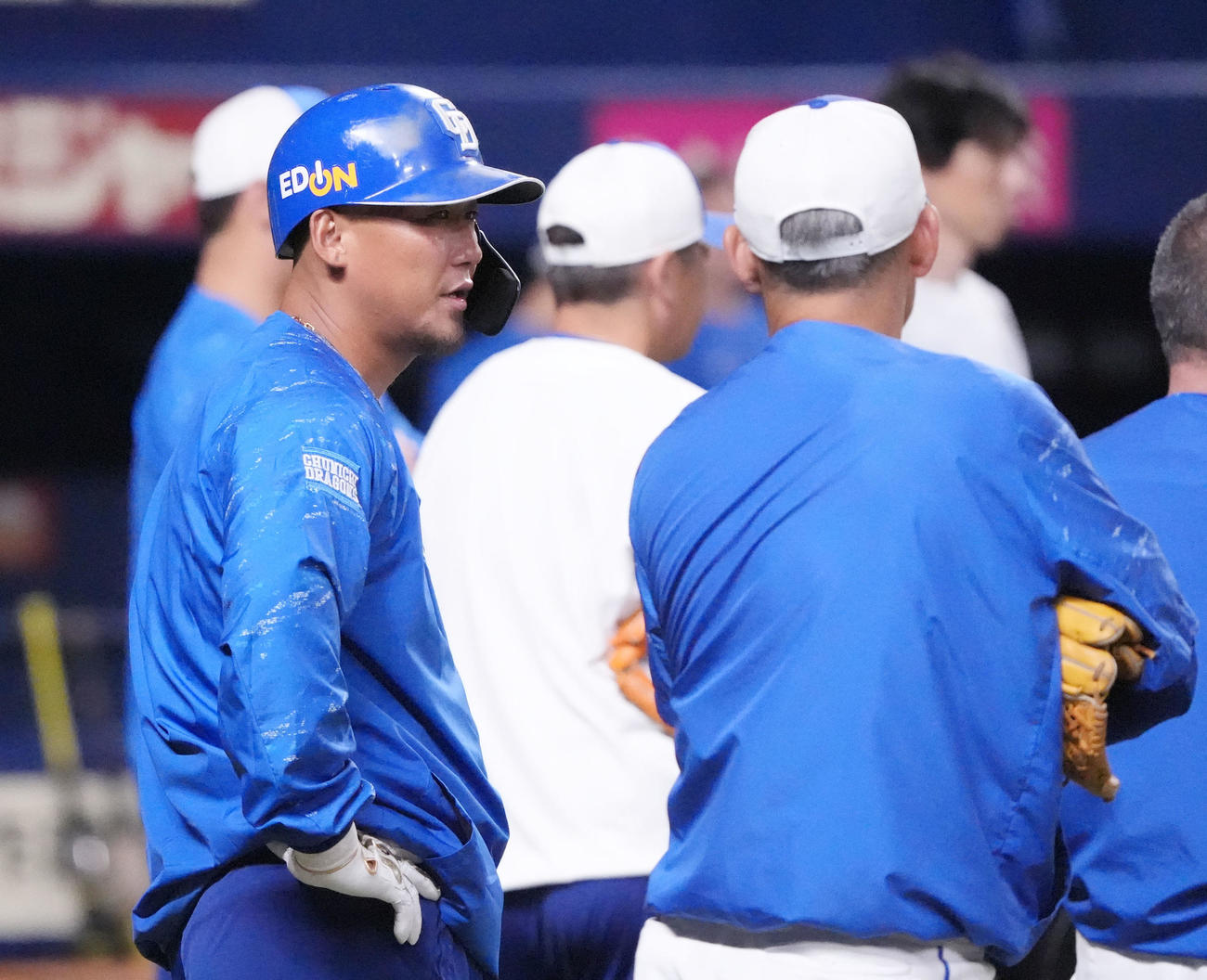 中日対阪神　試合前練習で中田（左）は飯山野手総合コーチと言葉を交わす（撮影・森本幸一）