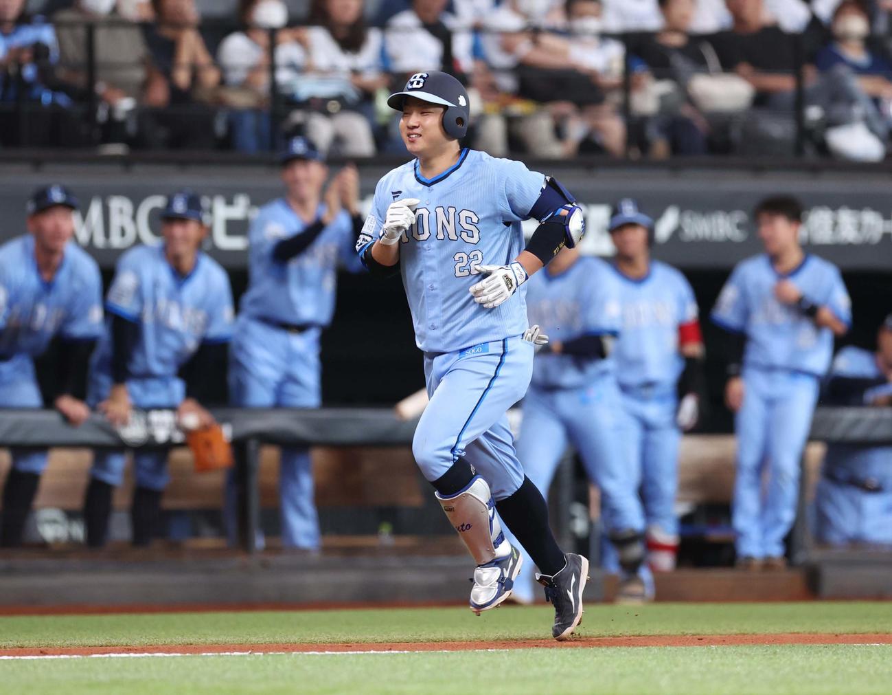 日本ハム対西武　9回表西武無死、左越え本塁打を放ち笑顔の古賀悠（撮影・黒川智章）