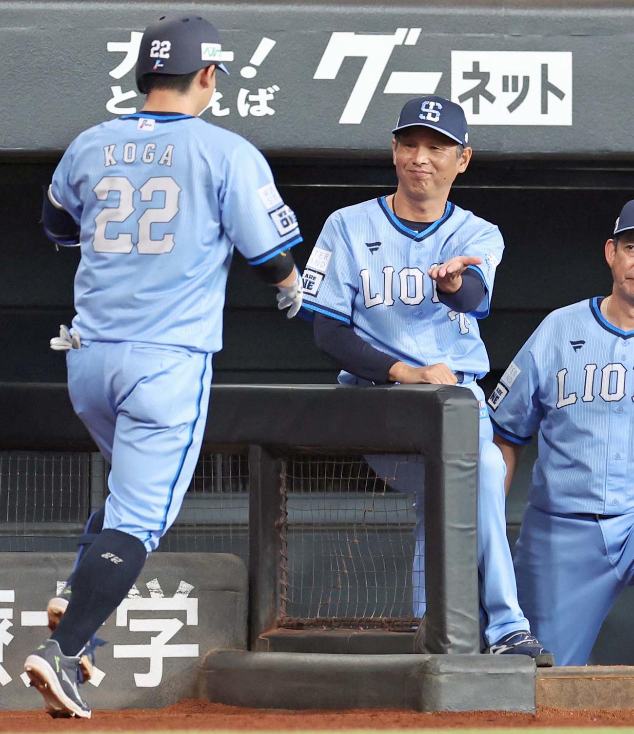 日本ハム対西武　9回表、本塁打を放つ古賀悠を出迎える西口監督（撮影・黒川智章）