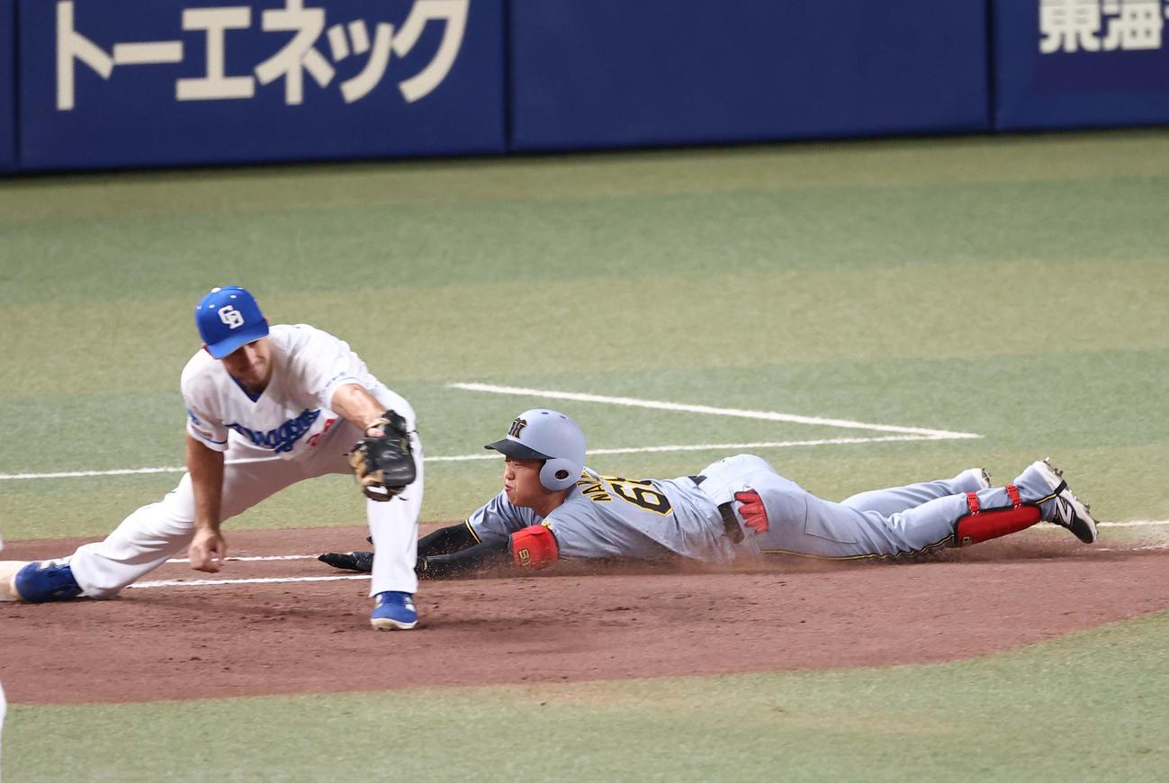 中日対阪神　6回表阪神1死、中川は頭から飛び込むも遊ゴロに倒れる（撮影・上田博志）